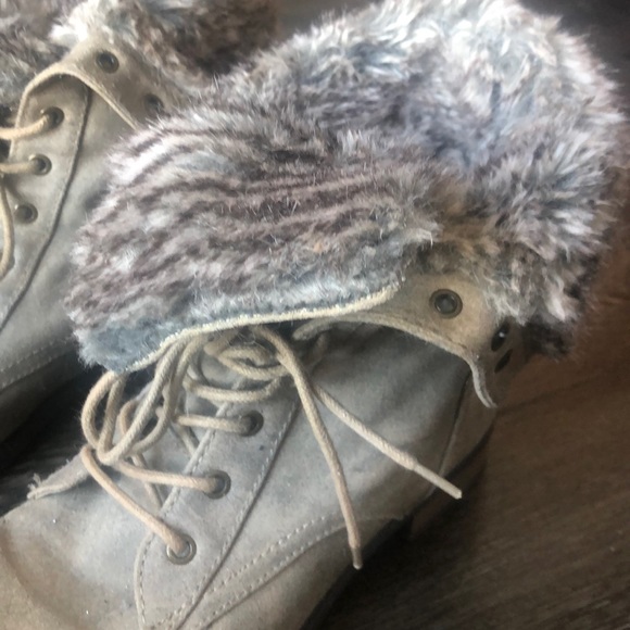De stressed Fur Lined Boots - Picture 3 of 10